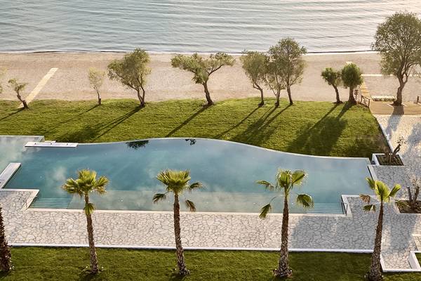Luftaufnahme des Swimmingpools des Grecotel Casa Marron Hotels am Strand