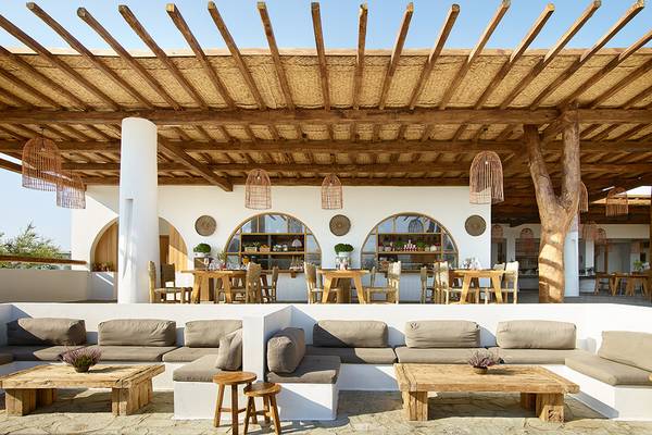 Terrasse des Grecotel Casa Marron Hotels mit Holzmöbeln und Sonnendach.