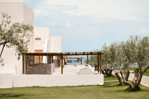Außenbereich des Grecotel Casa Marron mit Terrasse und Meerblick