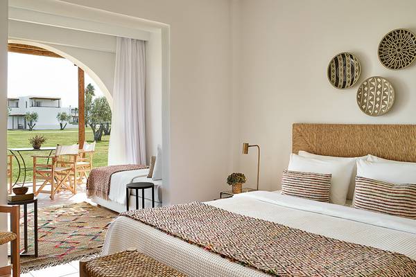 Schlafzimmer im Grecotel Casa Marron mit Blick auf Terrasse und Garten.