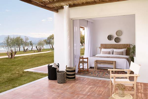 Terrasse des Grecotel Casa Marron Hotels mit Blick auf das Meer und eine Wiese.
