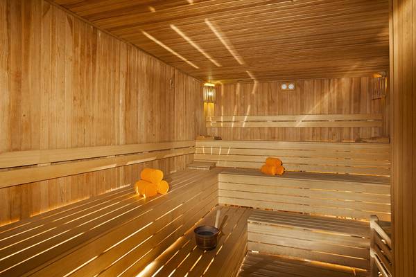 Sauna im Roma Beach Resort & Spa mit Holzbänken und Handtüchern.