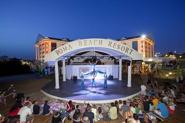 Abendshow im Roma Beach Resort mit Artisten auf der Bühne vor dem Hotelgebäude.