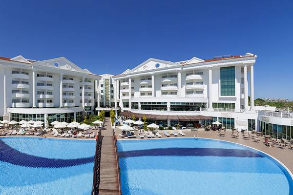 Außenansicht des Roma Beach Resort & Spa mit Pool und Wasserrutsche