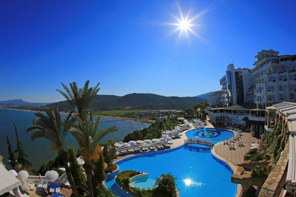 Pool-Ansicht des Labranda Ephesus Princess Hotels mit Sonnenschein und Meer im Hintergrund