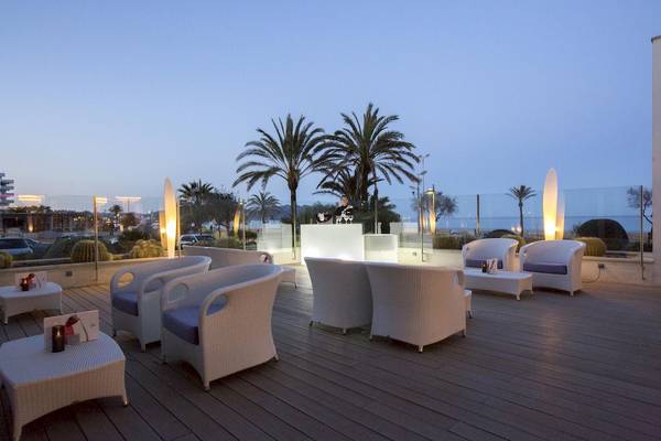 Abendlounge des Hipotels Hipocampo Playa mit Blick auf das Meer