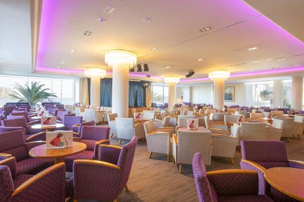 Loungebereich des Hipotels Hipocampo Playa Hotel mit violetten Beleuchtung und Sitzgruppen.
