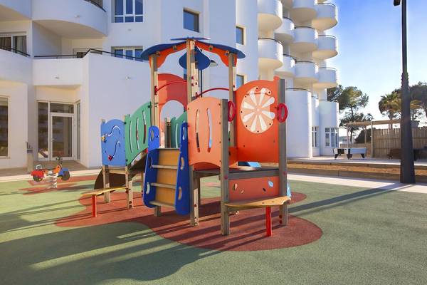 Kinderspielplatz vor dem Hipotels Hipocampo Playa Hotel, bunte Klettergeräte und Rutsche