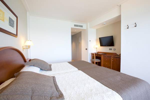 Doppelbettzimmer im Hipotels Hipocampo Playa Hotel mit Fernseher, Schreibtisch und Wanddekoration