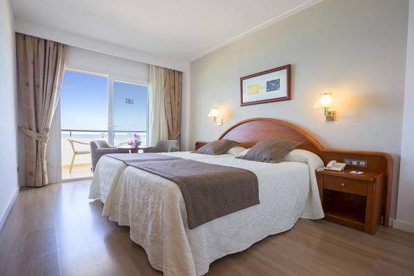 Doppelzimmer im Hipotels Hipocampo Playa Hotel mit Blick auf die Terrasse.
