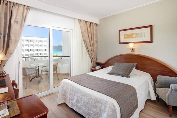 Innenansicht eines Hotelzimmers von Hipotels Hipocampo Playa mit Blick auf die Terrasse und das Meer.