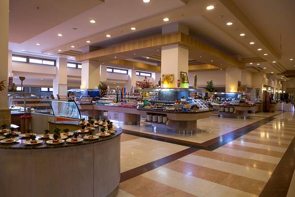 Buffet-Restaurant im Fame Residence Lara & Spa Hotel mit vielen Speisen und Tischen.