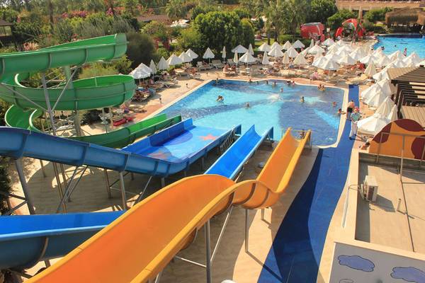 Luftaufnahme von Fame Residence Lara & Spa mit mehreren Wasserrutschen und einem großen Pool.