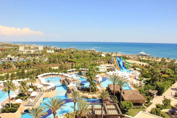 Luftaufnahme des Fame Residence Lara & Spa mit Pools, Rutschen und Meer im Hintergrund