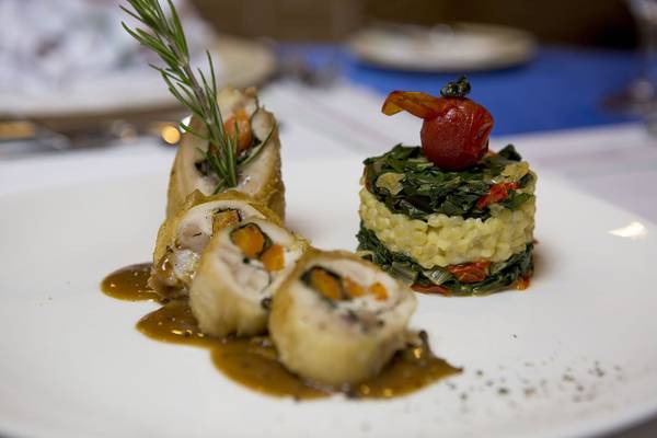 Gerecht von Fame Residence Lara & Spa mit gerolltem Huhn und Gemüse.
