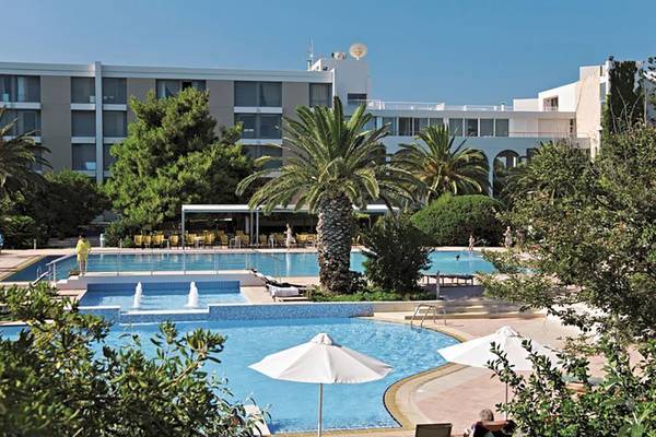 Außenpools und Hotelgebäude des Caravia Beach Hotel & Bungalows