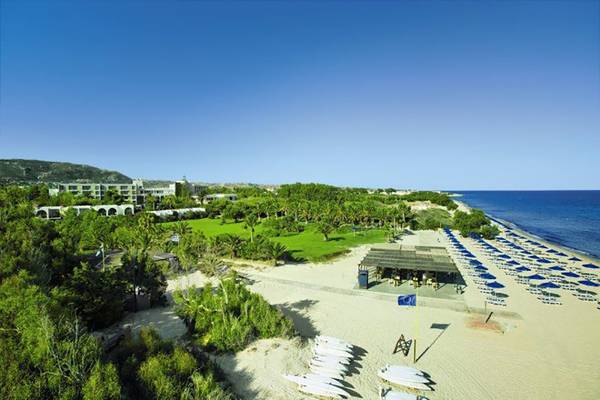 Luftaufnahme des Caravia Beach Hotel & Bungalows mit Blick auf den Strand, die Bäume und das Meer