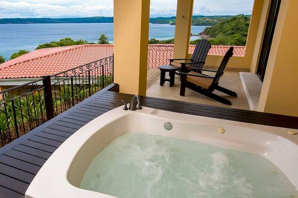 Ein Balkon des Hotels Occidental Papagayo mit Jacuzzi und Blick auf das Meer.