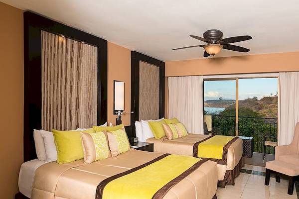 Doppelzimmer mit Balkon und Meerblick im Hotel Occidental Papagayo