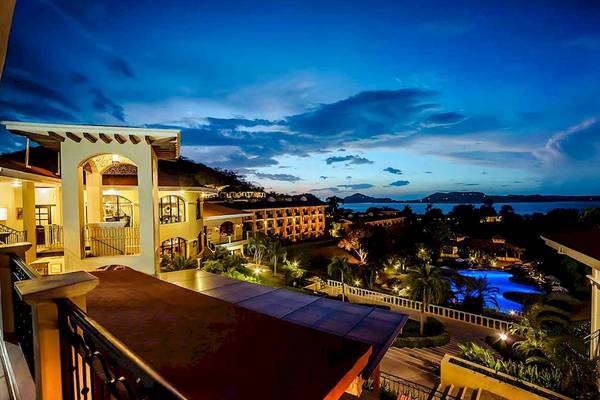 Abendlicher Blick auf das Hotel Occidental Papagayo mit Swimmingpool und Meer.