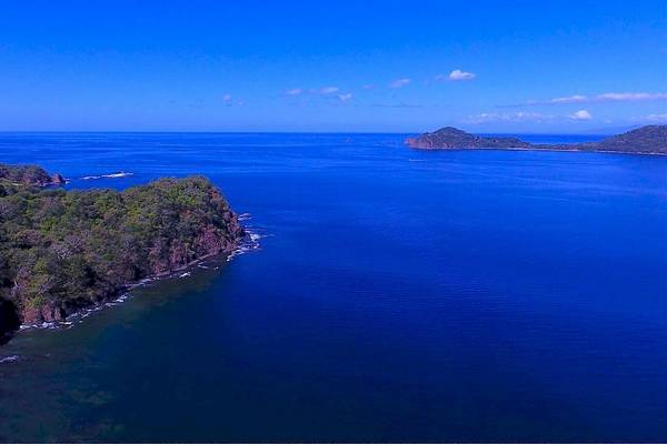Luftaufnahme des Occidental Papagayo Hotels mit Blick auf die Küste und das Meer