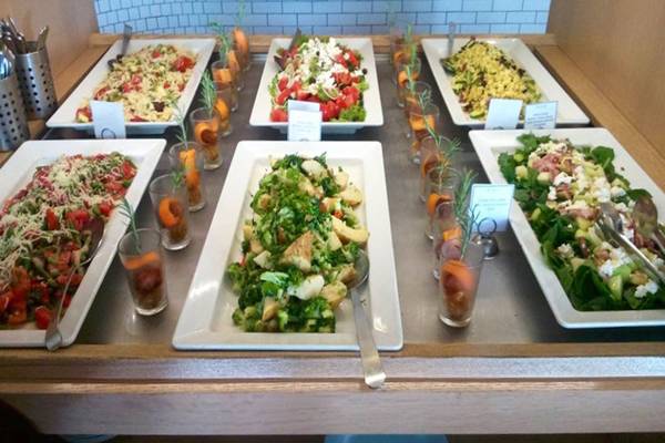 Buffet mit verschiedenen Salaten im Island Hotel Kreta.