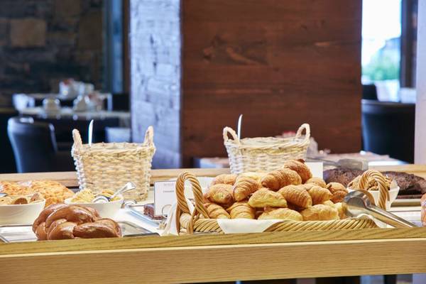 Frühstücksbuffet im The Island Hotel auf Kreta mit verschiedenen Gebäcksorten und Broten.