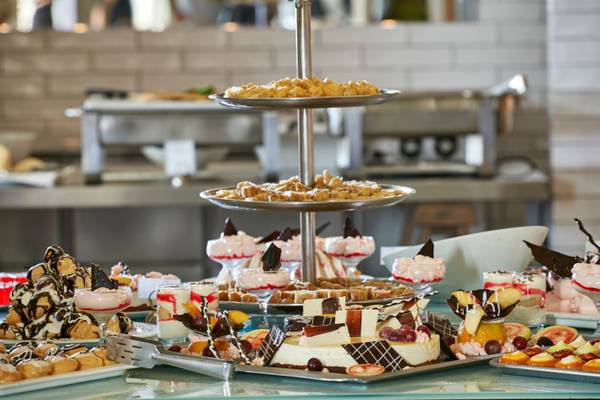 Buffet-Tisch im Island Hotel - Kreta mit verschiedenen Desserts und Kuchen.