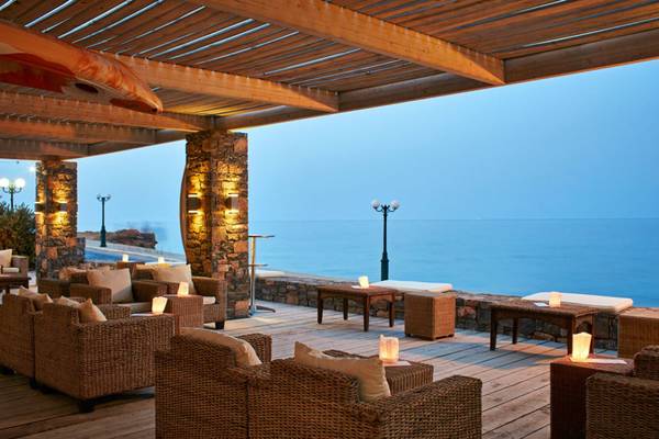 Die Lounge des Island Hotels auf Kreta mit Blick auf das Meer bei Nacht.