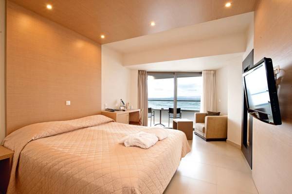 Zimmer im Island Hotel auf Kreta mit Meerblick, Doppelbett und Balkon