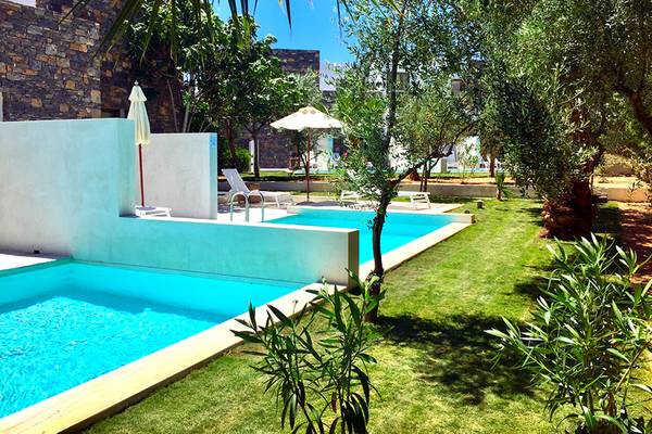 Der Pool des Island Hotels auf Kreta mit Sonnenliegen und Sonnenschirmen.