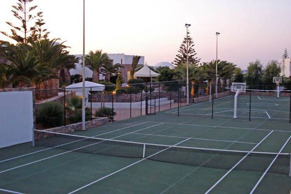 Tennisplatz im Island Hotel auf Kreta mit Netz und Palmen im Hintergrund.
