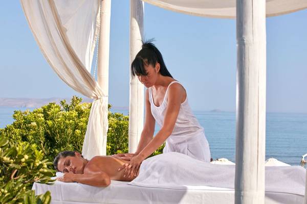 Massage unter einer Gazebo im The Island Hotel auf Kreta.