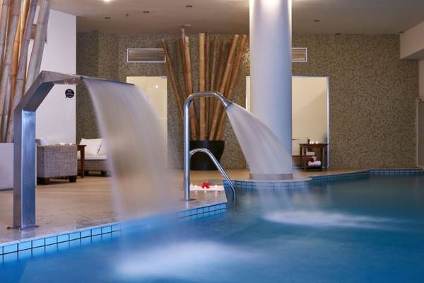 Wasserfall in den Pool im The Island Hotel auf Kreta