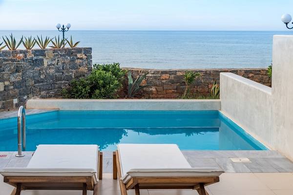 Pool mit Meerblick im Island Hotel auf Kreta