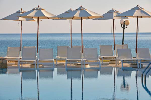 Strand mit Sonnenliegen und Umbrellas vor dem Island Hotel Kreta