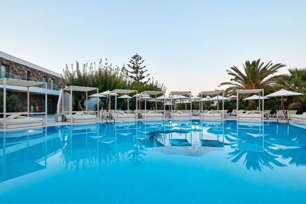 Außenpool mit Liegen und Sonnenschirmen im Island Hotel auf Kreta