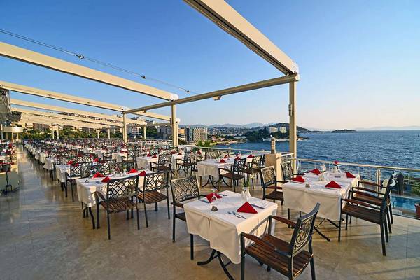 Außenrestaurant des KoruMar Hotel De Luxe mit Blick auf das Meer und die Stadt.