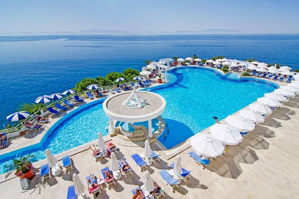 Luftaufnahme des großen Infinity-Pools mit Meerblick im KoruMar Hotel De Luxe.