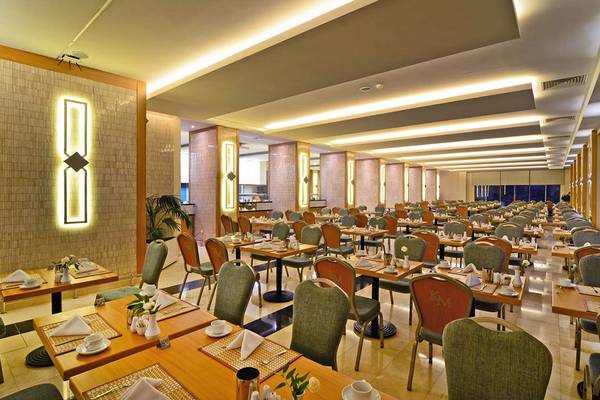 Innenansicht des KoruMar Hotel De Luxe Restaurants mit vielen gedeckten Tischen.