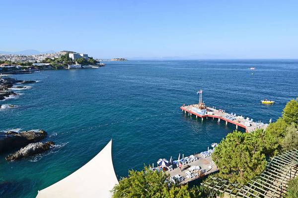 Aussicht auf das KoruMar Hotel De Luxe mit Pier am Meer.