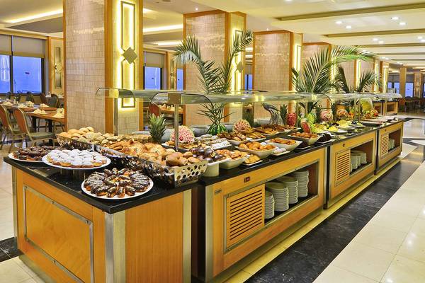 Buffet im KoruMar Hotel De Luxe mit einer Vielzahl von Gerichten und Desserts.