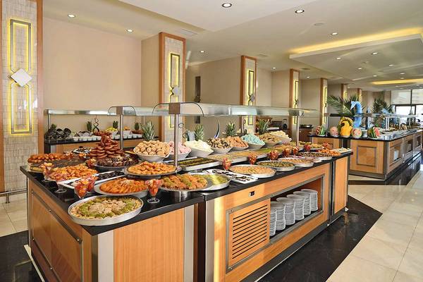 Buffet-Restaurant im KoruMar Hotel De Luxe mit einer Vielzahl von Speisen.