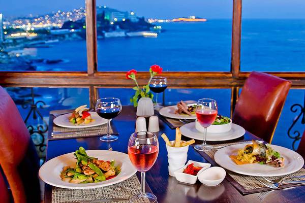 Tisch im Restaurant mit Meerblick bei Nacht im KoruMar Hotel De Luxe