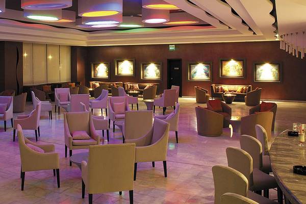 Lobby-Lounge-Bereich des KoruMar Hotel De Luxe mit farbenfrohen Beleuchtungskörpern und Möbeln.