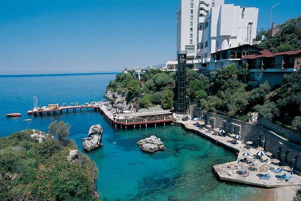 Außenansicht des KoruMar Hotel De Luxe mit Pool, Strand und Meer