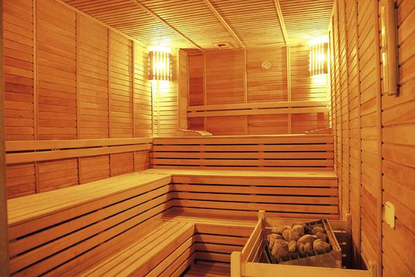 Innenansicht der Sauna im KoruMar Hotel De Luxe mit Holzwänden und Bänken
