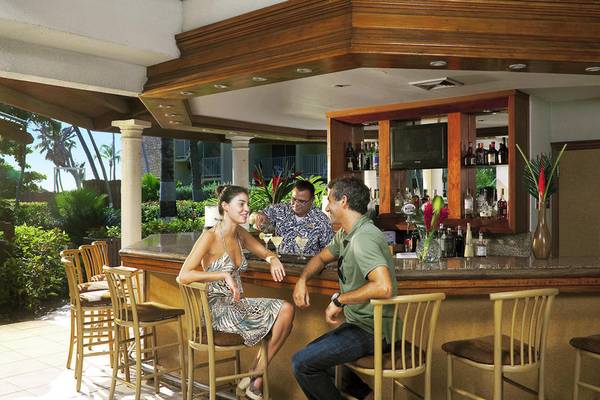 Gäste unterhalten sich an der Bar des Holiday Inn Resort Aruba.