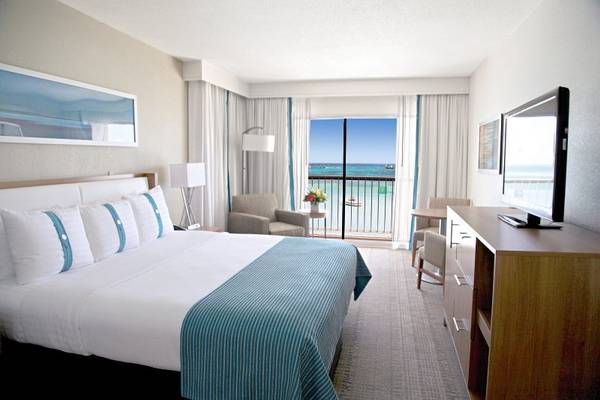 Hotelzimmer im Holiday Inn Resort Aruba mit Blick auf das Meer und Balkon.