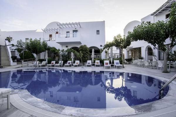 Außenpool mit weißen Liegen und Sonnenschirmen im La Mer Deluxe Hotel & Spa